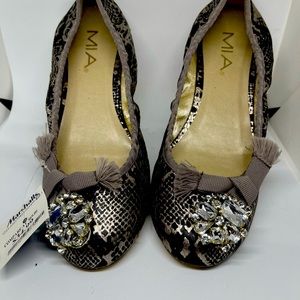 Brand new size 8 Mia flats with jeweled toe
